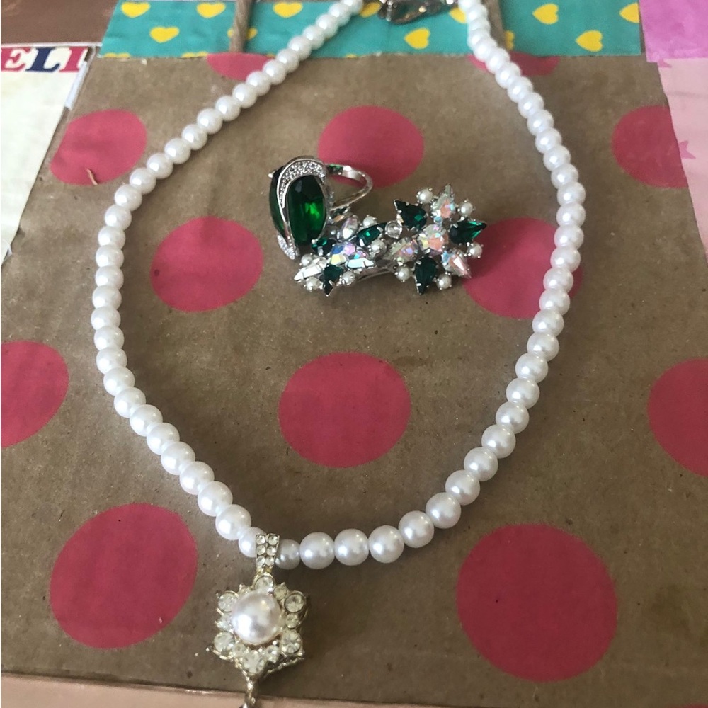 Elegant Pearl Necklace and Green Gemstone Jewelry Set